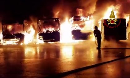 Incendio all'interno di un deposito: otto autobus distrutti GUARDA LE FOTO E IL VIDEO