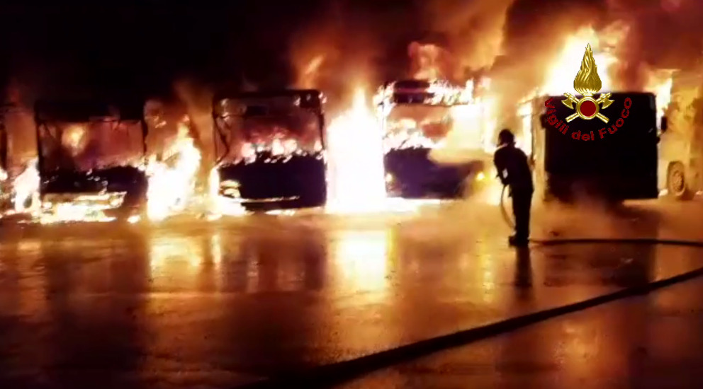 Incendio all’interno di un deposito: otto autobus distrutti GUARDA LE FOTO E IL VIDEO
