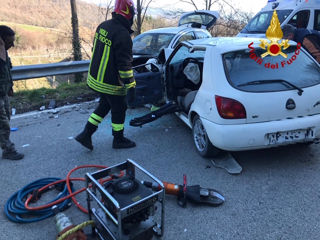 Incidente stradale a Arezzo: estratti due feriti