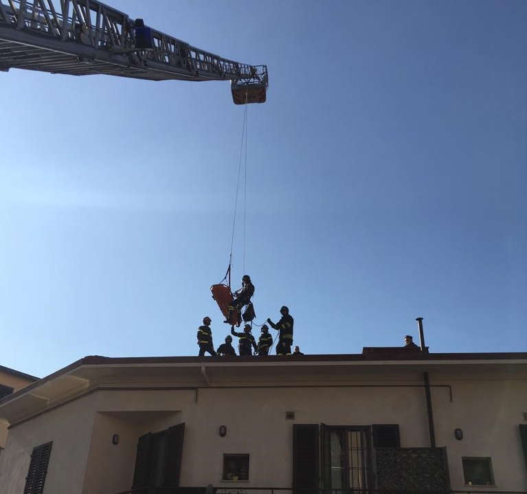 Campi Bisenzio, i pompieri salvano donna che voleva gettarsi dal tetto