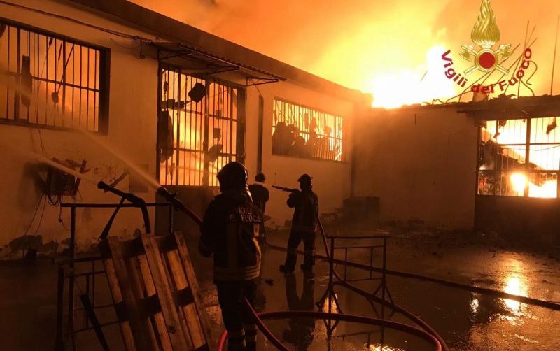 Incendio in un capannone a Fognano VIDEO