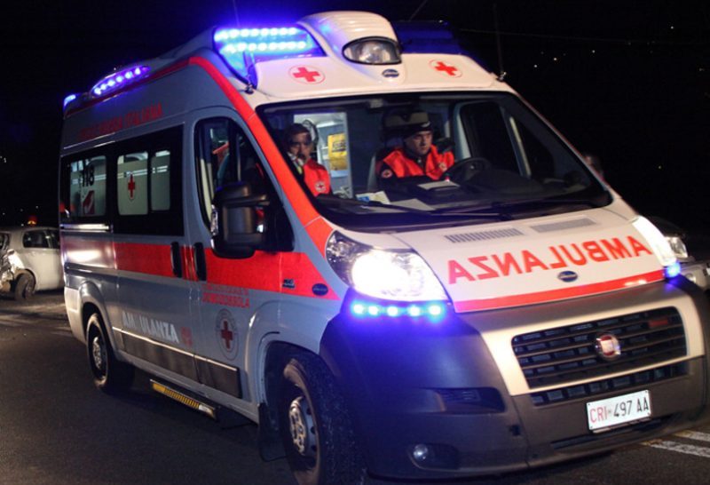 Livorno, auto passa col semaforo rosso e travolge un taxi