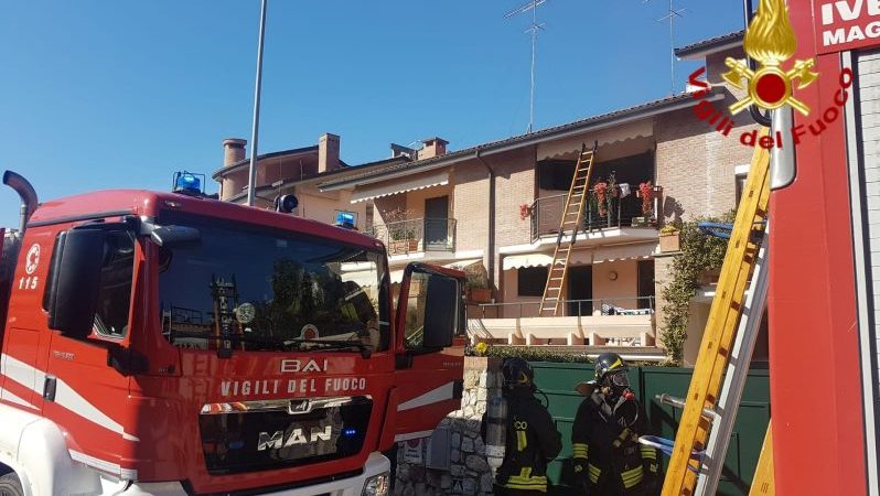 Incendio in casa, madre e figlia bloccate sul terrazzo