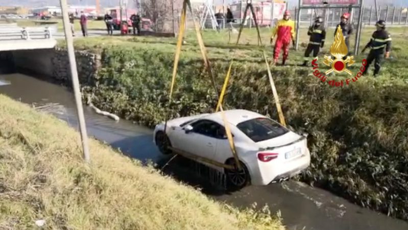 Auto finita in un canale a Montecatini
