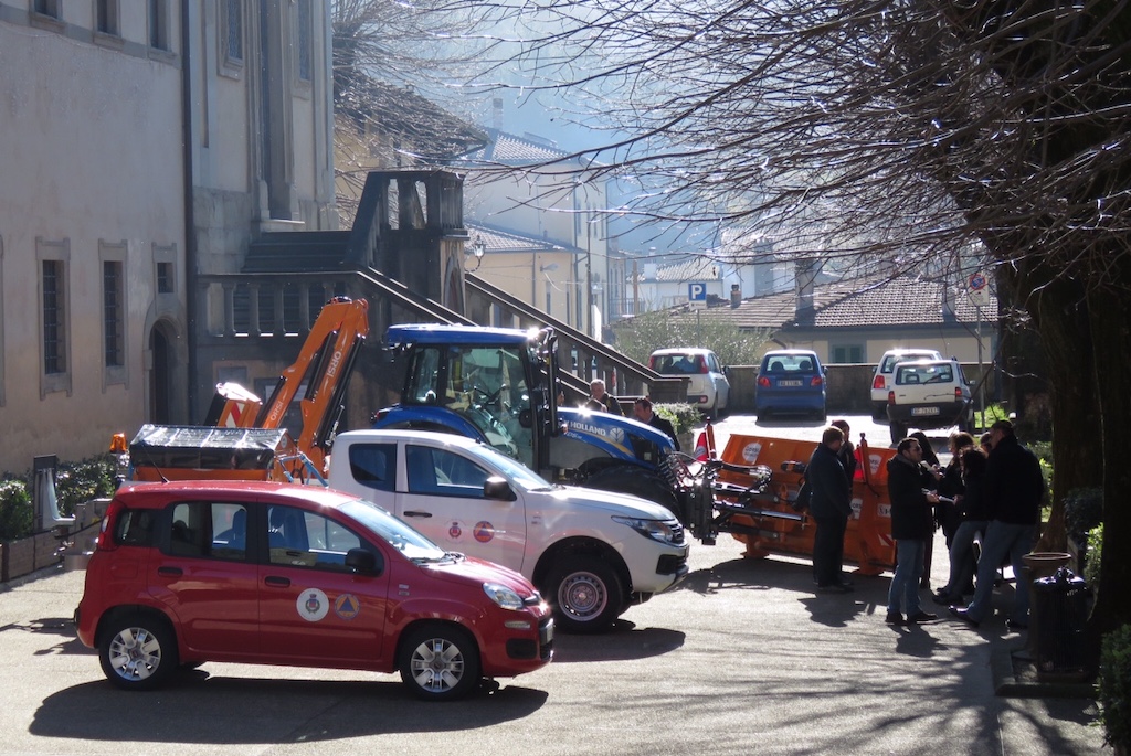 i mezzi in piazza (Foto Fioretti)