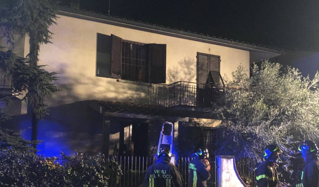 Incendio in una casa di via Ugo Foscolo a Campi Bisenzio VIDEO