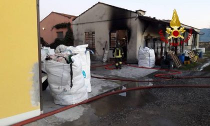 A fuoco un magazzino di scarti tessili