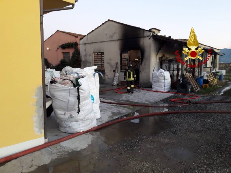 A fuoco un magazzino di scarti tessili