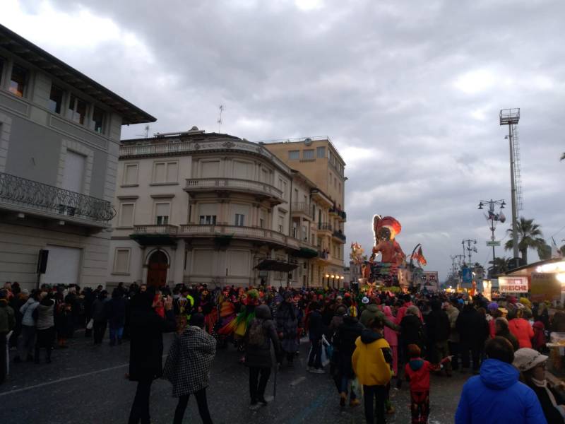 Carnevale di Viareggio sfida il tempo: al via la grande festa