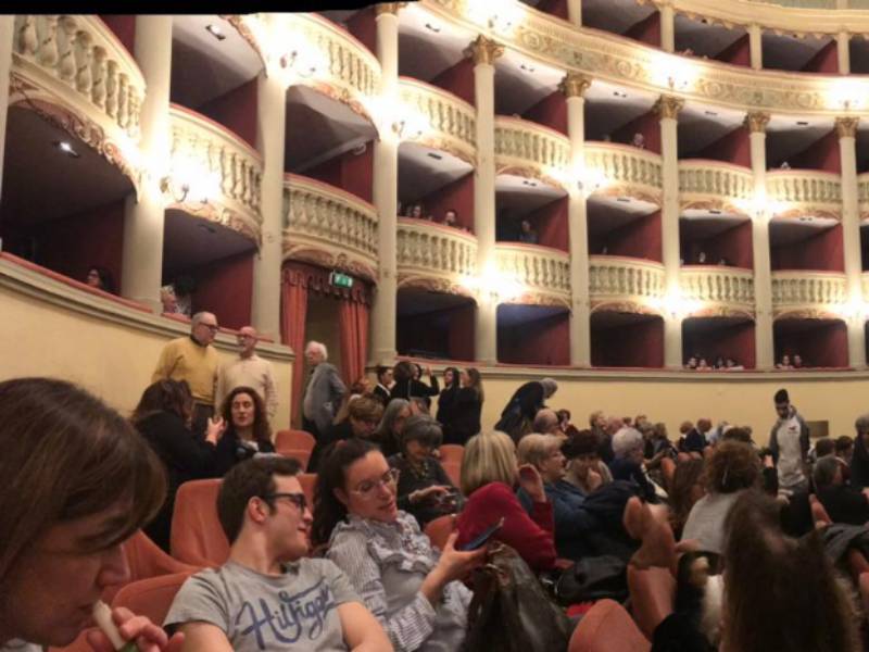 Tutti a teatro in bus, un successo: in 50 dalla Vallata