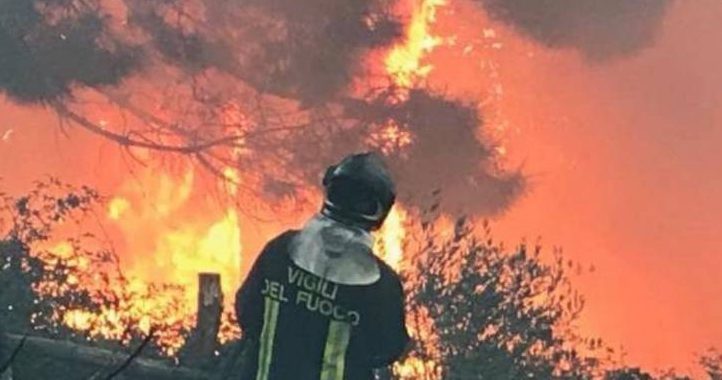 Incendio a Vicopisano: le operazioni aeree interrotte fino a domattina IL VIDEO