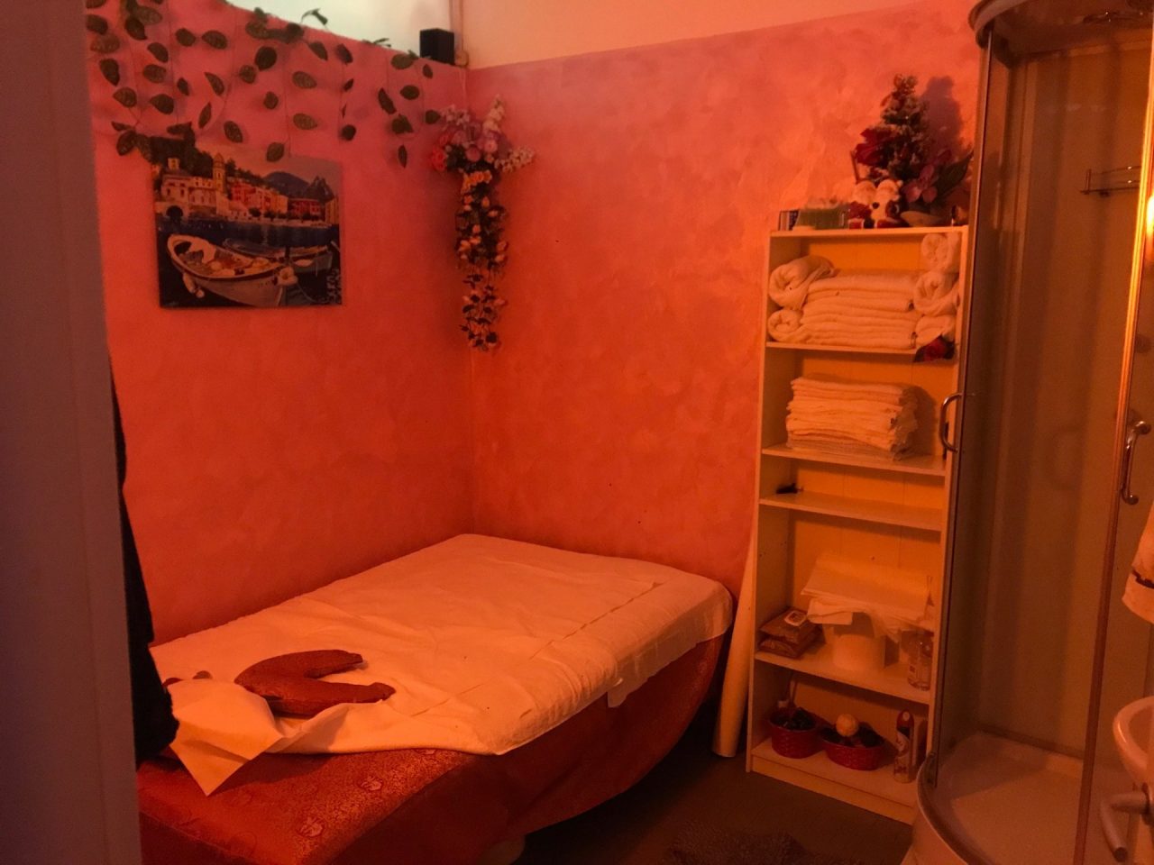 Chiuso centro massaggi a luci rosse