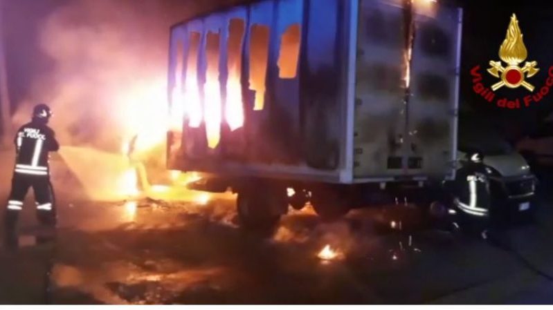 In fiamme un camioncino e un furgone nella notte VIDEO