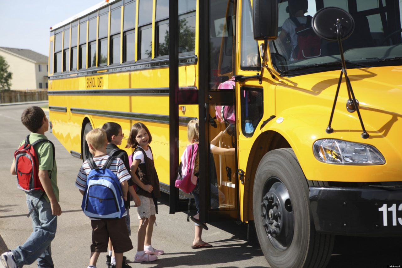 Bimba di 4 anni dimenticata per ore sullo scuolabus