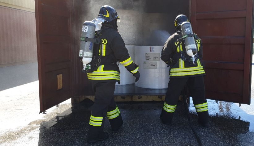 Incendio in un capannone industriale