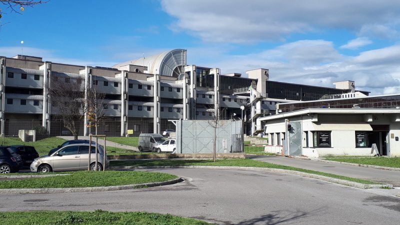 Ultimo saluto al 69enne disabile che ha perso la vita nell’incendio del suo appartamento