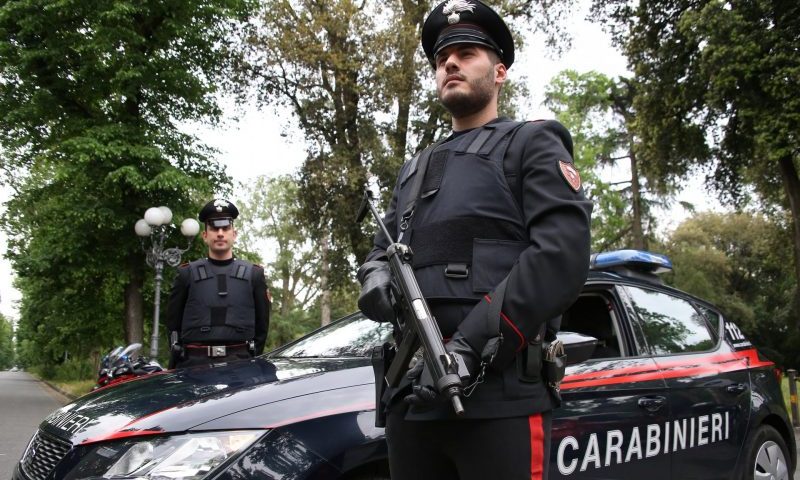 Foto hard al cimitero, denunciate tre persone