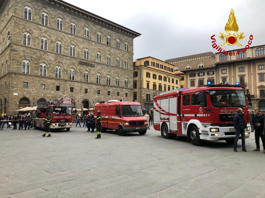 Minacciava di gettarsi di sotto in pieno centro, soccorso dai Vigili del Fuoco