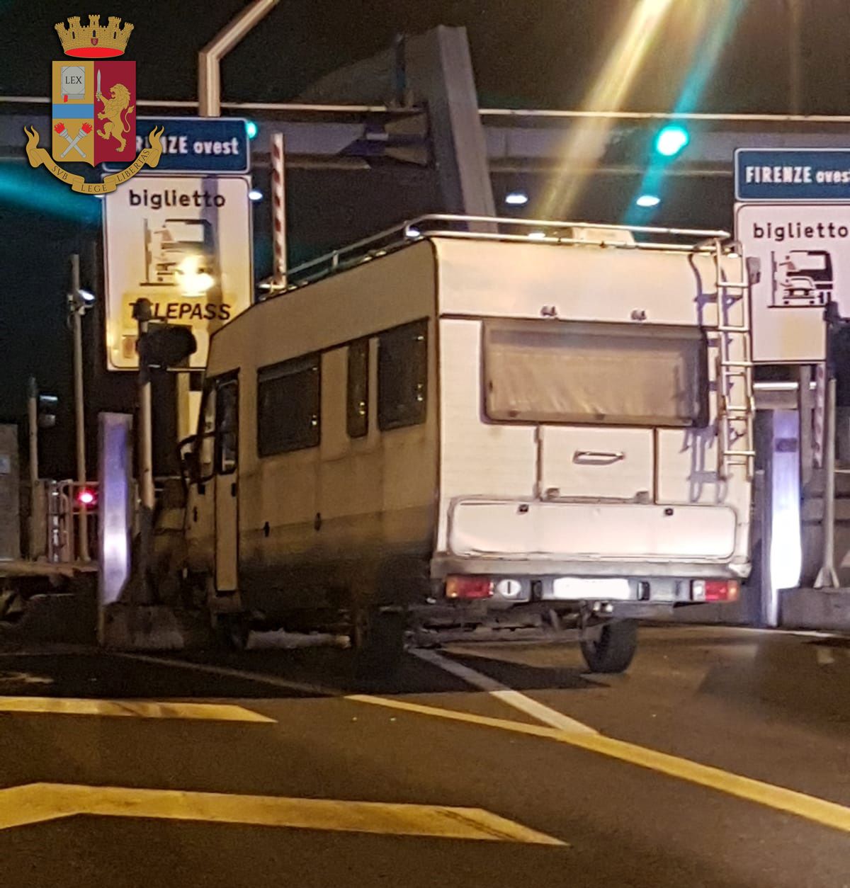 Sbronzo sbatte contro il casello di Firenze: la Polstrada gli ritira la patente