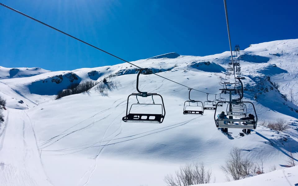 Si scia nel week-end in tutte le stazioni: la stagione continuerà per tutto marzo all’Abetone e alla Doganaccia