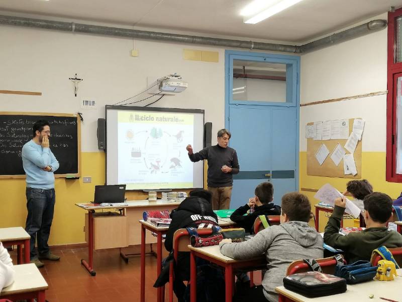 Rifiuti, consegnati i bidoni della raccolta differenziata in ogni classe della scuola media di Carmignano