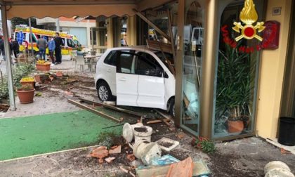 Auto finisce contro l'ingresso di un hotel