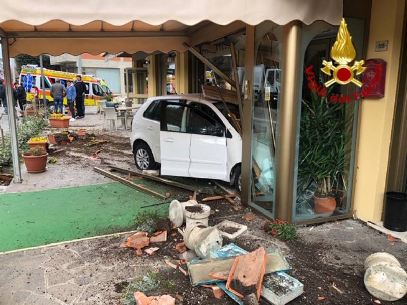 Auto finisce contro l’ingresso di un hotel