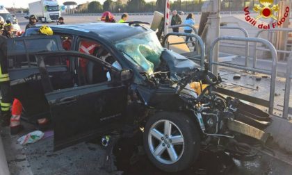 Incidente al casello dell'autostrada: muoiono il conducente e il suo cane