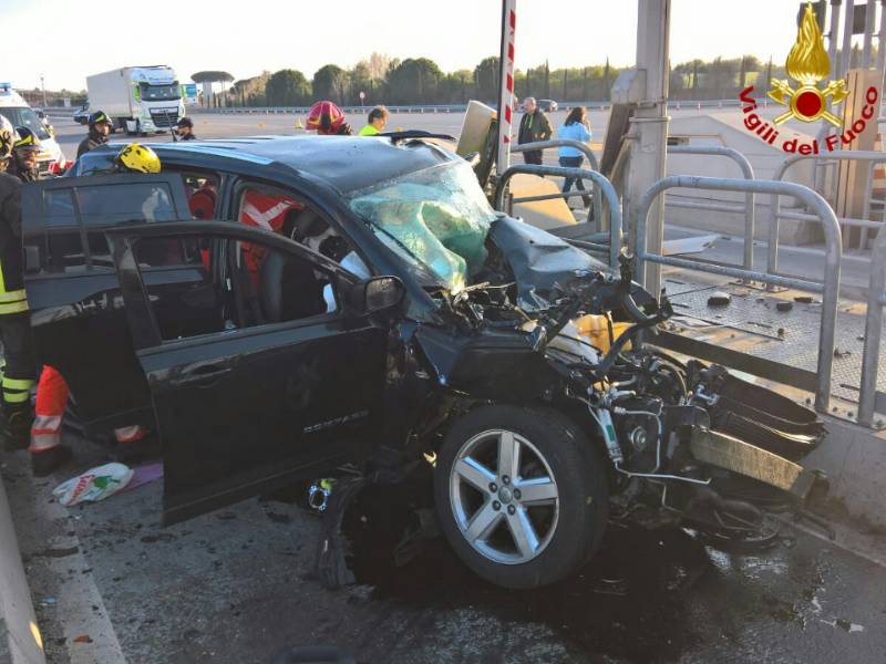 Incidente al casello dell’autostrada: muoiono il conducente e il suo cane
