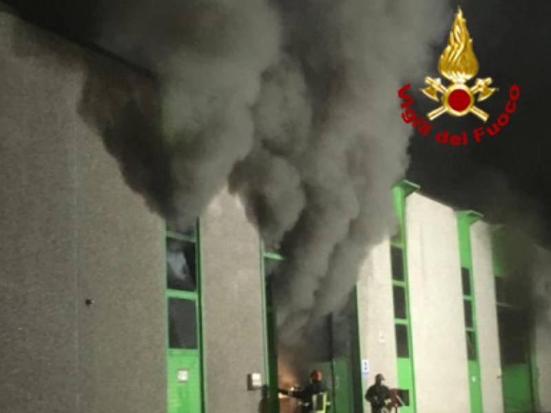 Incendio in una ditta di smaltimento rifiuti nell’aretino – IL VIDEO