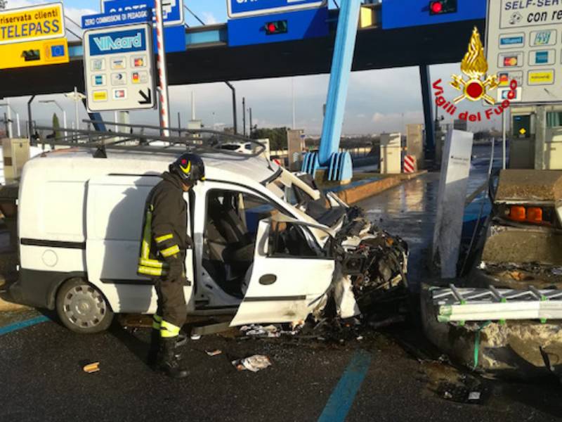 Incidente al casello Firenze Ovest: furgone distrutto