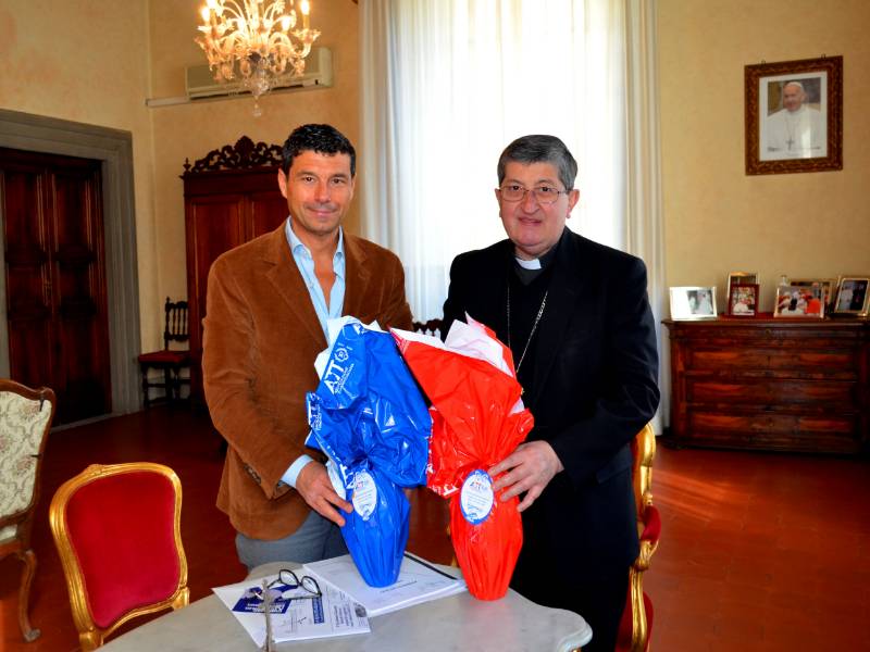 Pasqua: Att regala uovo della solidarietà al Cardinale Betori