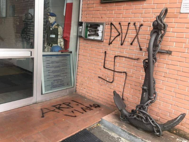 Scritte fasciste fuori dalle sedi Anpi e Pd a Prato