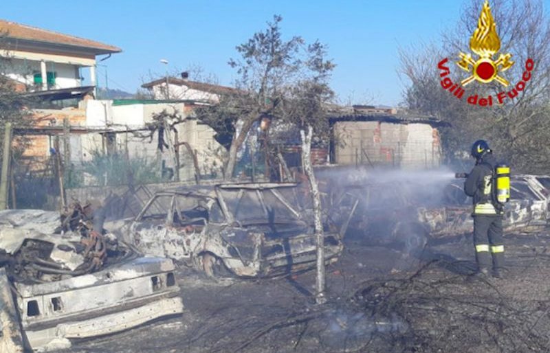 Carcasse di auto in fiamme a Monsummano
