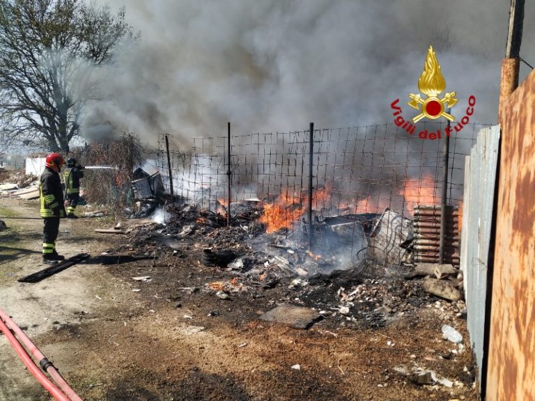 Brucia materiale vario in località Paperino