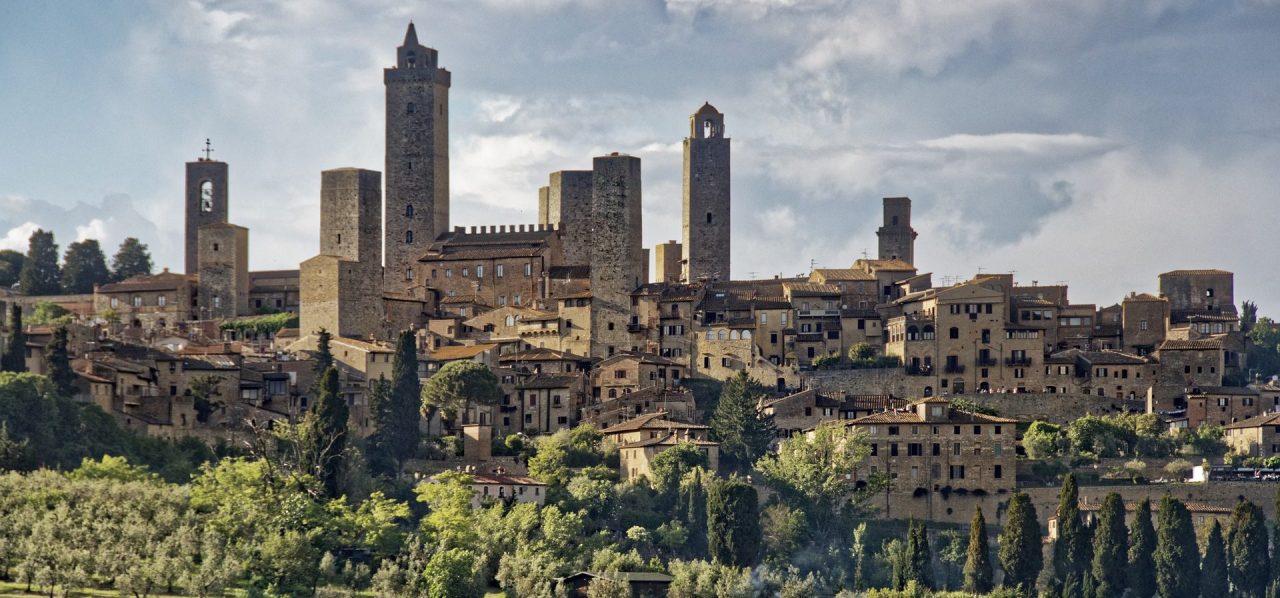 San Gimignano, sbocciano le letture sotto le torri con “Il maggio dei libri”