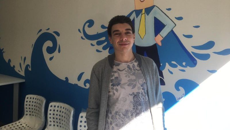 Giovane imprenditore apre la lavanderia dove rilassarsi