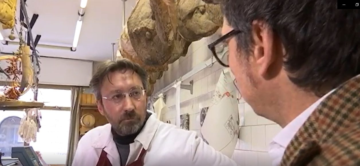 Il macellaio Lorenzo Chini diventa virale sul web VIDEO