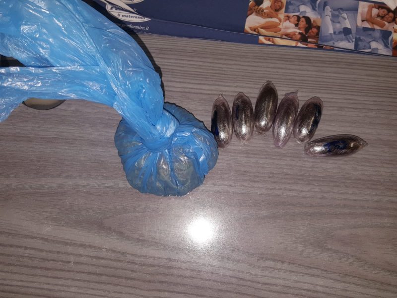 Era in prova ai servizi sociali, ma in casa aveva mezzo chilo di hashish