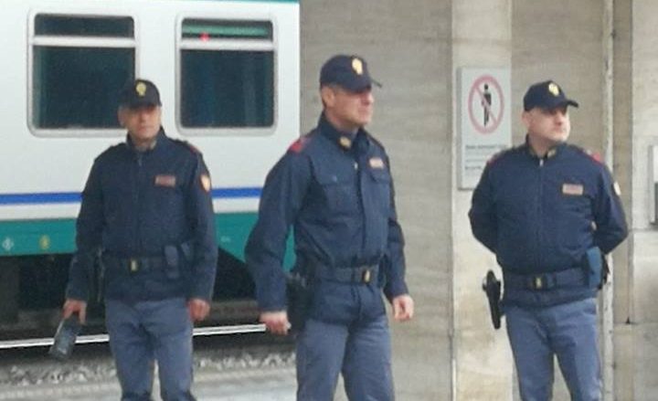 Tunisino minaccia suicidio in stazione