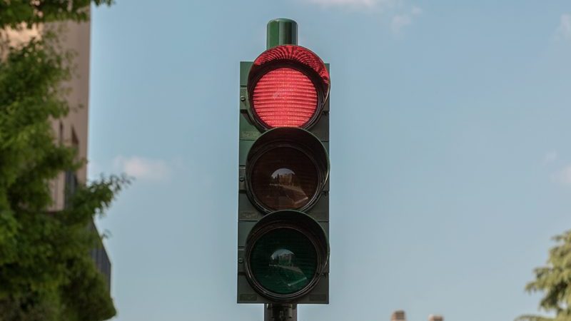 Cinque apparecchiature di rilevamento del rosso semaforico installate sul territorio