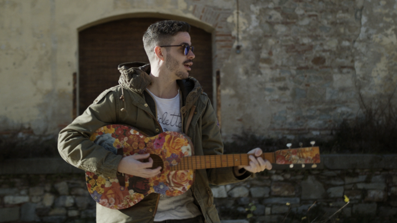 Grande successo per “L’arome secco sé”, la canzone di Lorenzo Baglioni