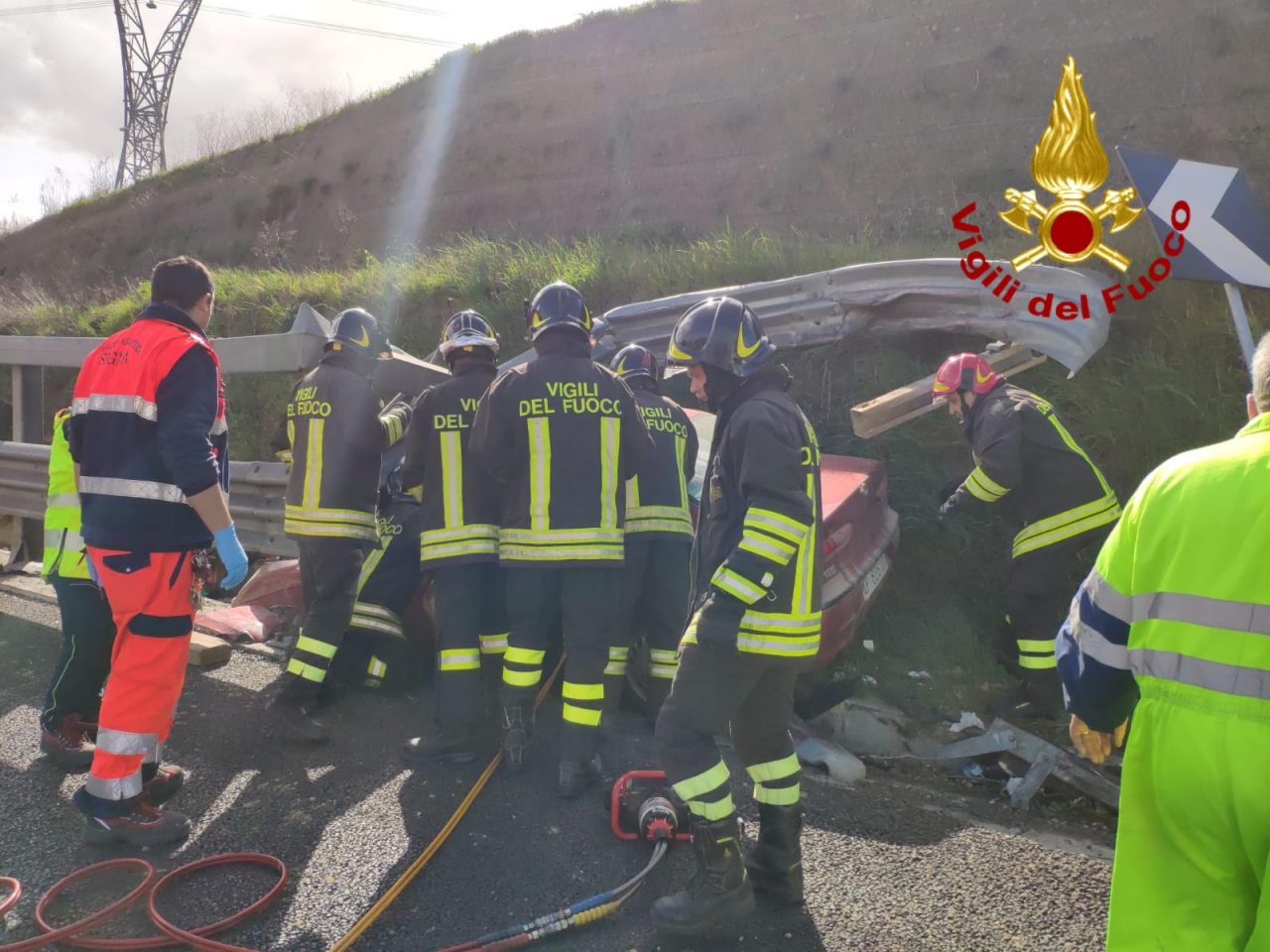 Rimane incastrato nell’auto sull’A1