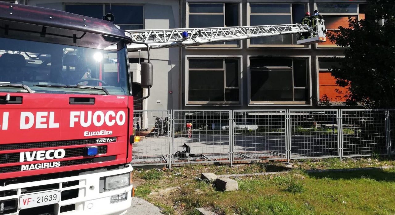 Incendio in un capannone commerciale a Quarrata
