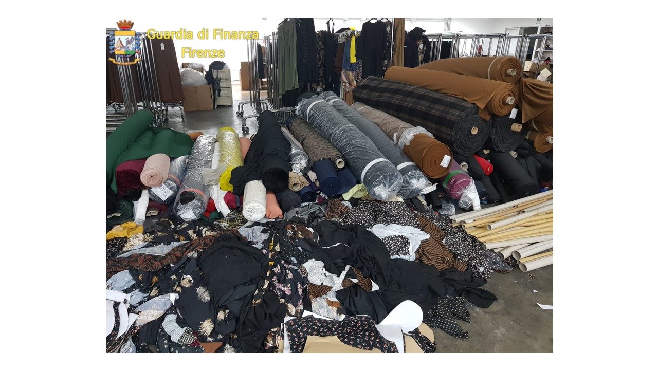 Capannoni alveari, trovati 41 lavoratori irregolari