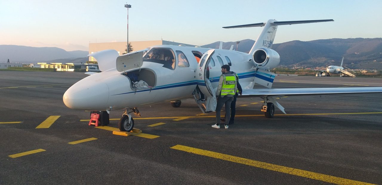 Sequestrato aereo Cessna, conferito in un trust inglese, per contrabbando aggravato