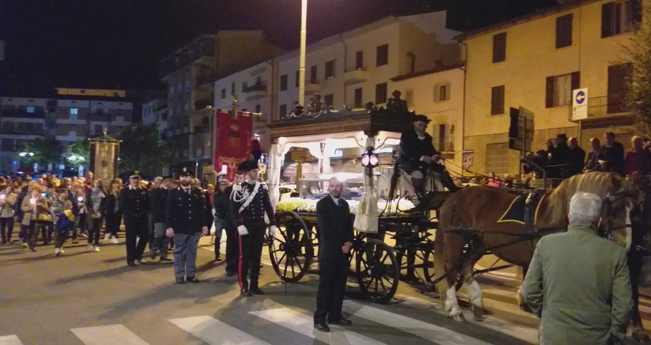 Processione San Lucchese, una folla in corteo con il patrono di Poggibonsi VIDEO