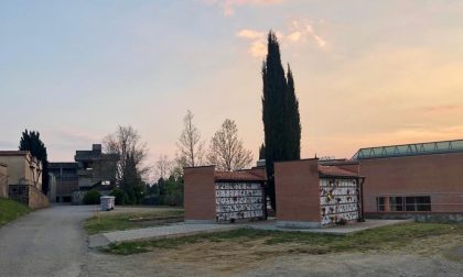 Ladri senza scrupoli nei cimiteri, rubati lumini e fiori