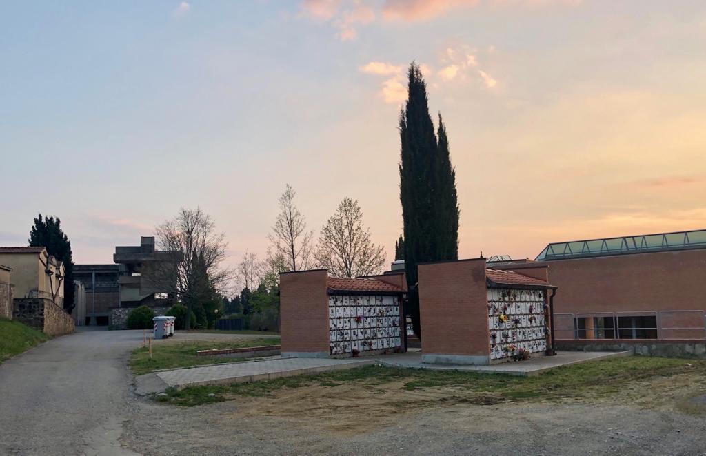 Ladri senza scrupoli nei cimiteri, rubati lumini e fiori