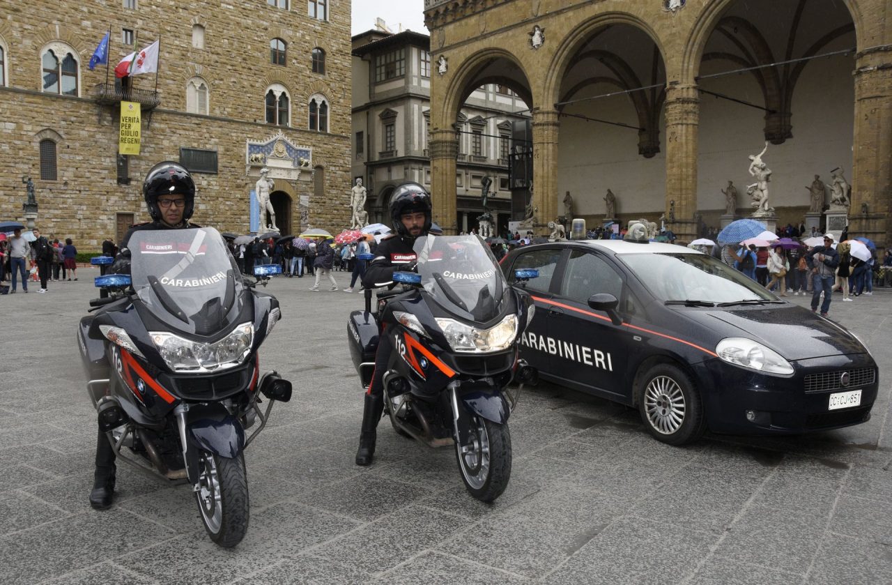 Studenti spagnoli fanno festa danneggiando bici e moto